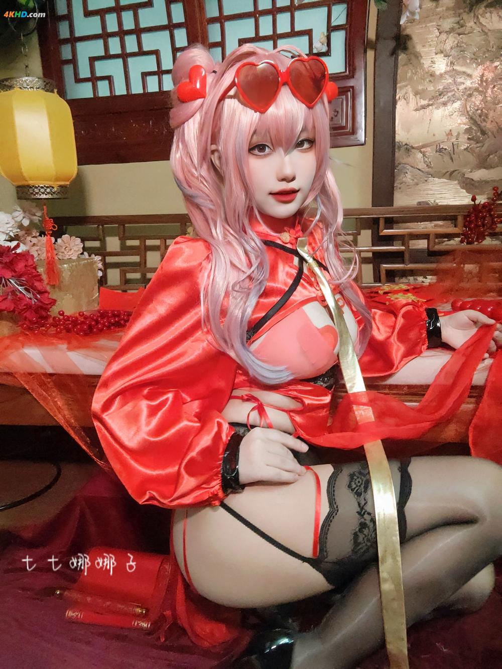 [Cosplay] 七七娜娜子 – 布莱默顿新春旗袍