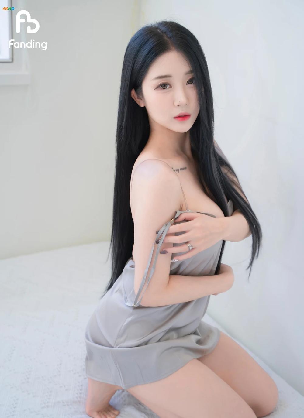 Bomi (보미) – Gray Slip